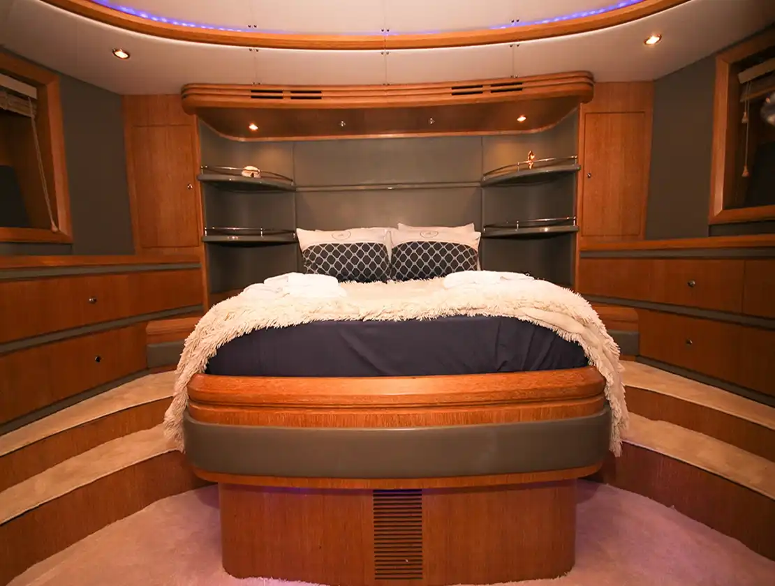 Antalya Yacht Rental Azimut Leonardo 98 